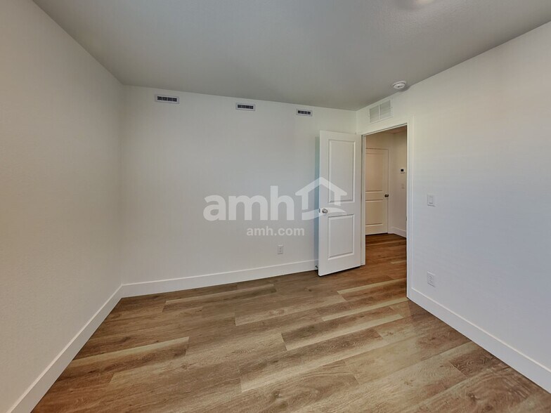 Building Photo - 5832 Vaes Dothrak St