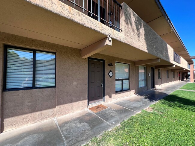 Building Photo - ***MOVE IN SPECIAL**Prime Location in Scot...