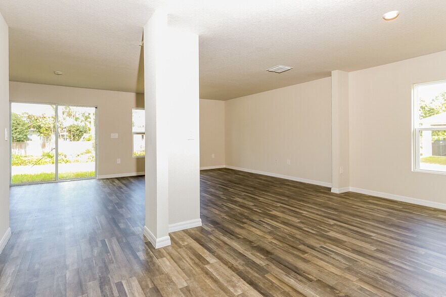 Building Photo - 1831 SE Airoso Blvd