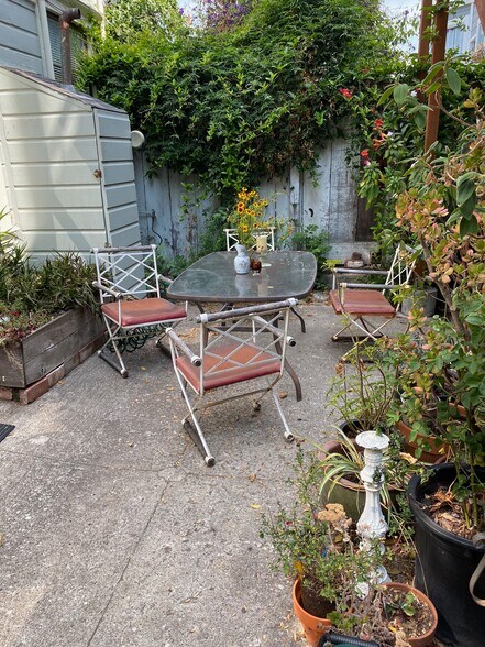 outdoor courtyard - 940 York St