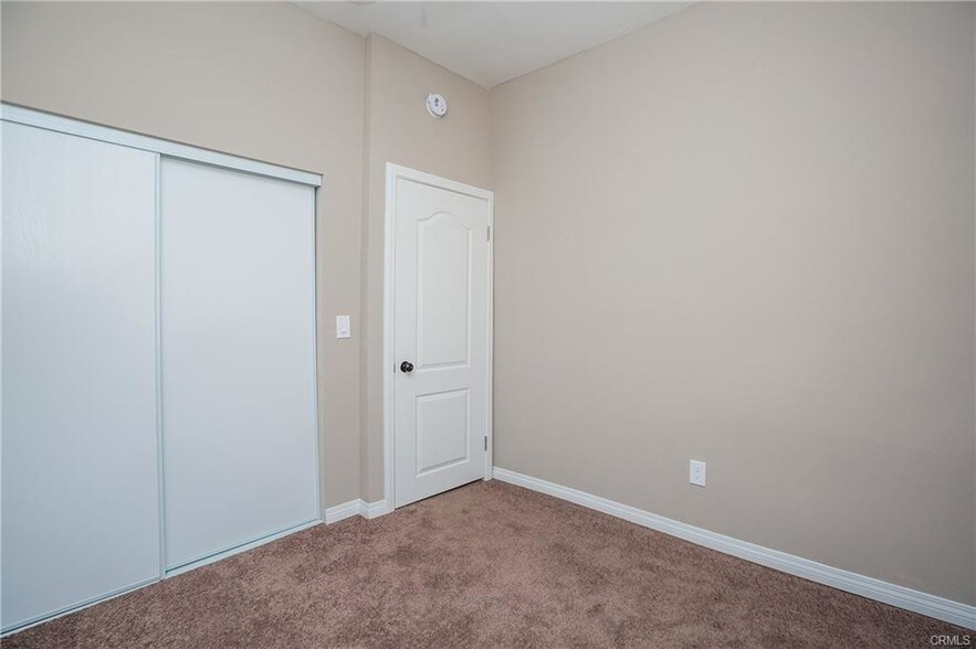 Building Photo - 712 W 54th St