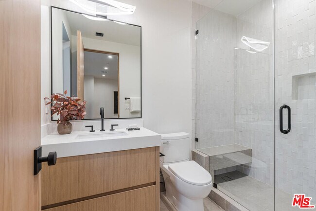 Building Photo - 5064 Encino Ave