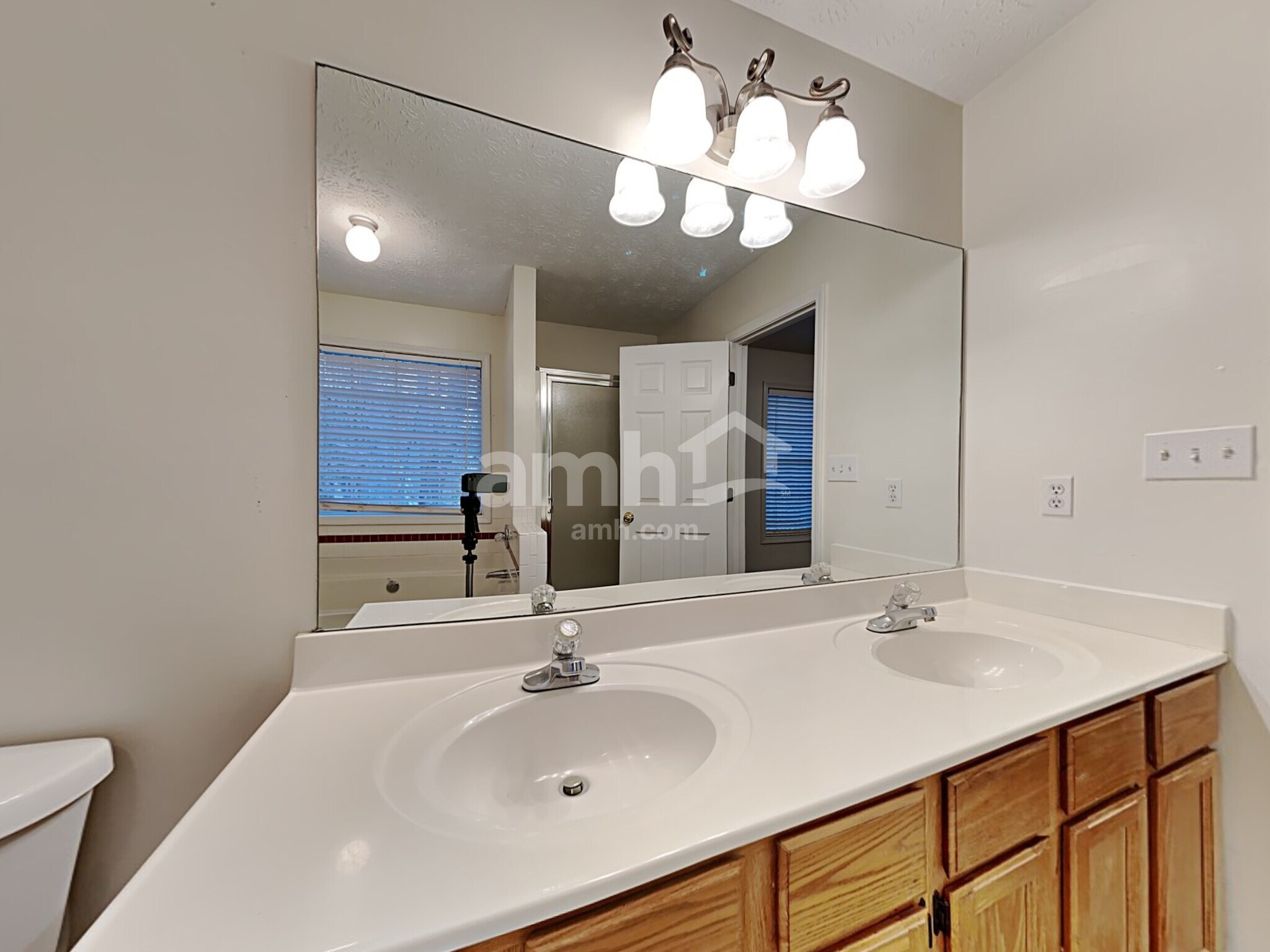 Building Photo - 817 Hillary Ct