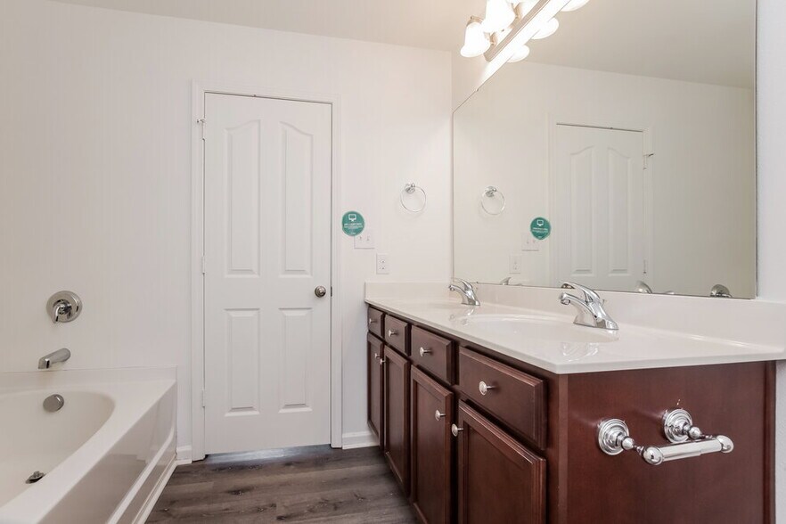 Building Photo - 1536 Eastway Dr