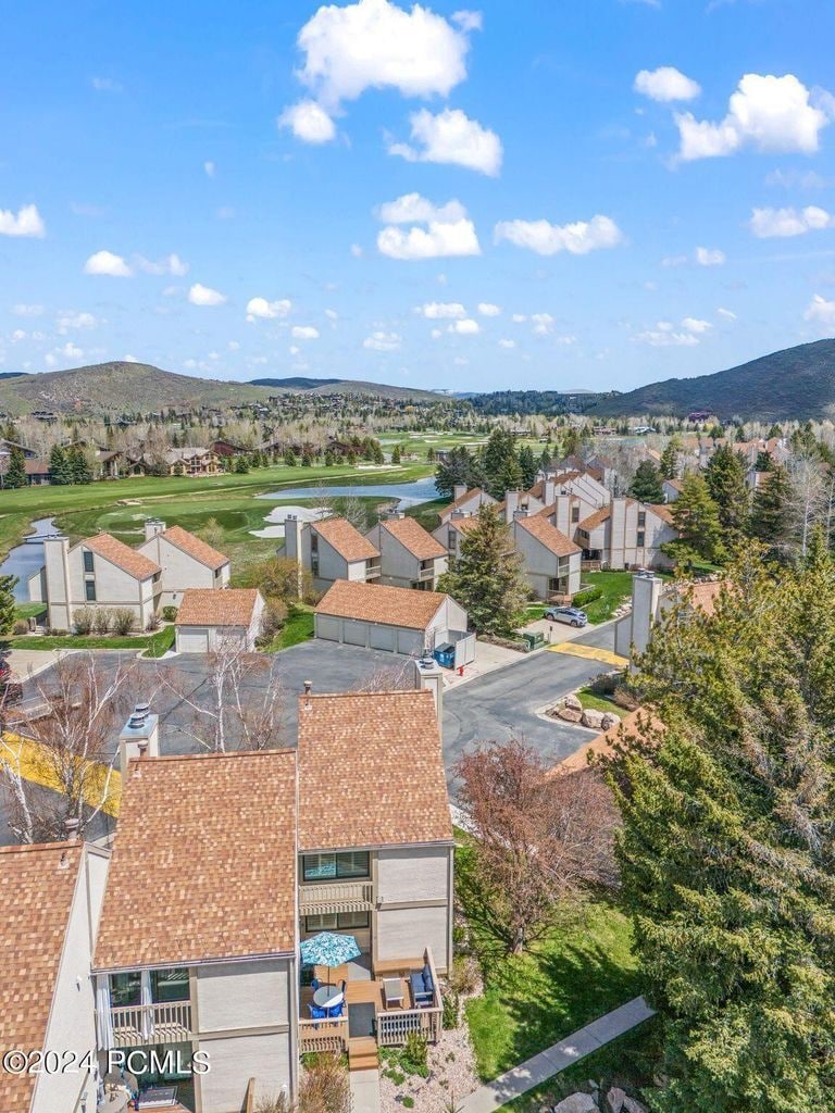 drone- we're the end unit - 36 Racquet Club Dr