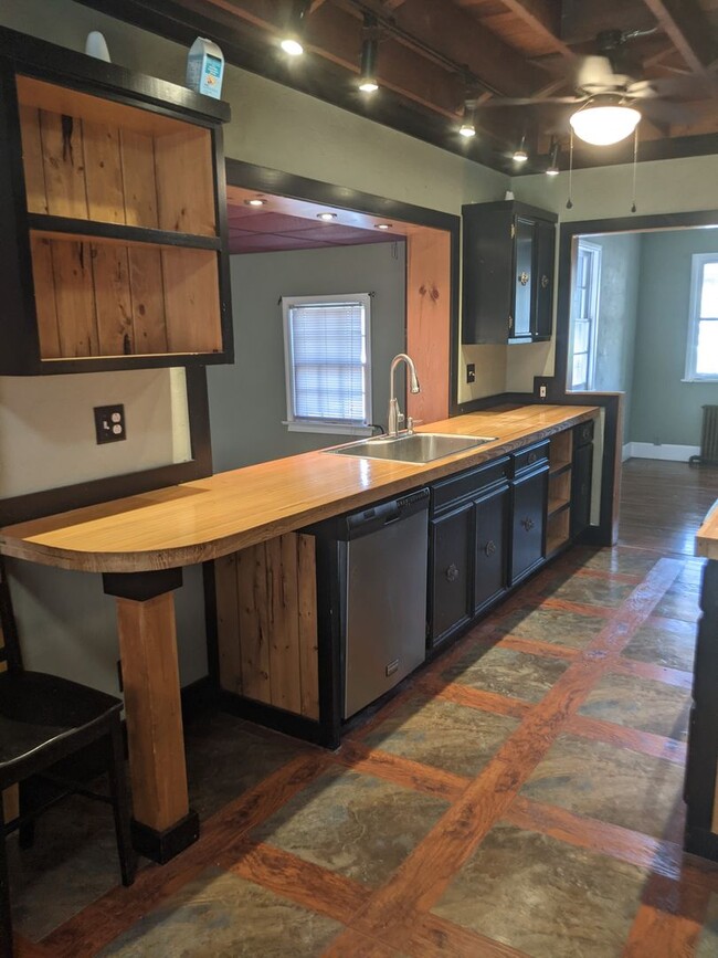 Building Photo - Spacious 4 Bed 2.5 Bath Home