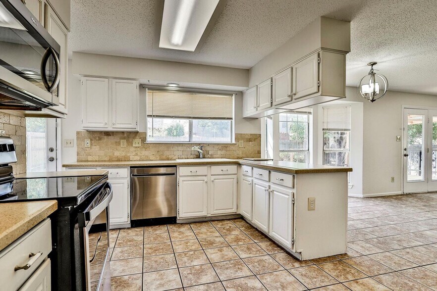 Building Photo - 5504 Big Bend Dr