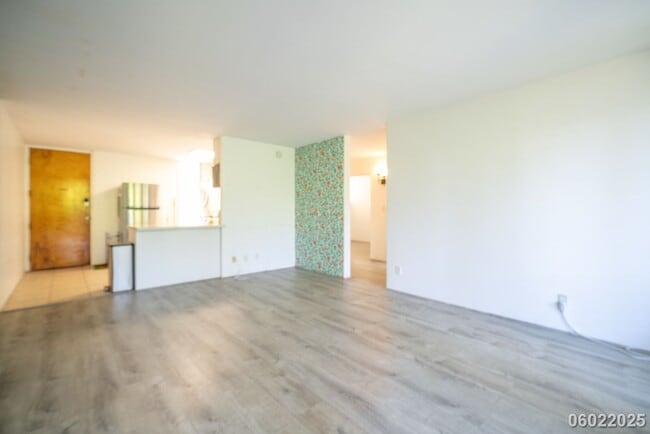 Building Photo - $2,500 /2 Bed /1 Bath / 2 PARKING In beaut...