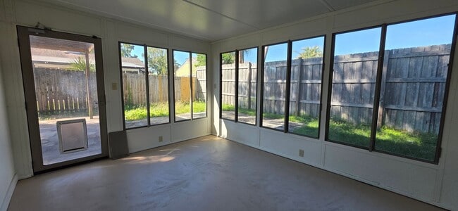 Building Photo - Large 4 Bedroom Located in Arlington!