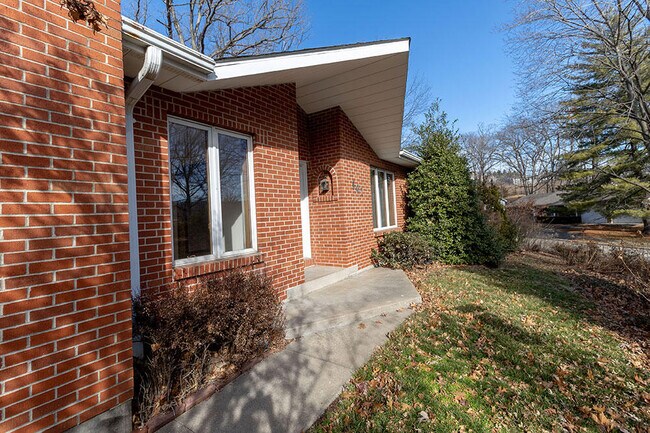 Building Photo - 401 Cedar Ln