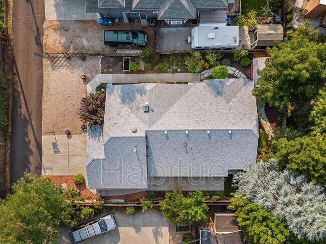 Building Photo - 2160 Dora Ln