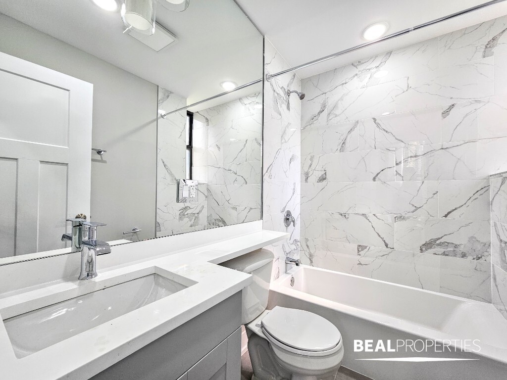 Building Photo - 428 W Belden Ave