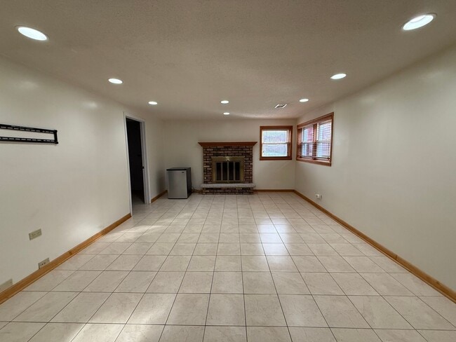 Building Photo - 3bed/2bath Home Fenced Yard Deck 2 Car Garage