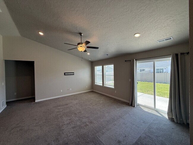 Building Photo - Fully Furnished All Utilities Included.