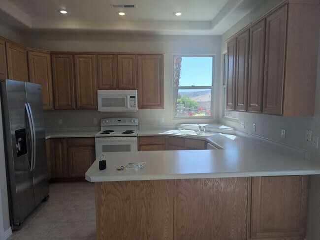 Building Photo - Spacious and Inviting 3-bedroom