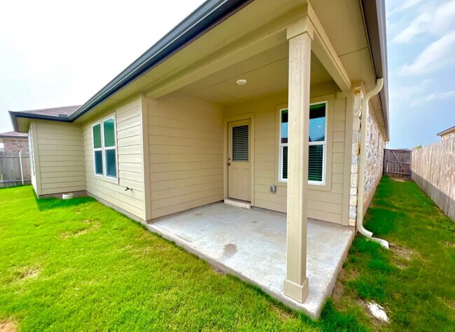Building Photo - Modern 4-Bed, 2-Bath Retreat with Soaking ...