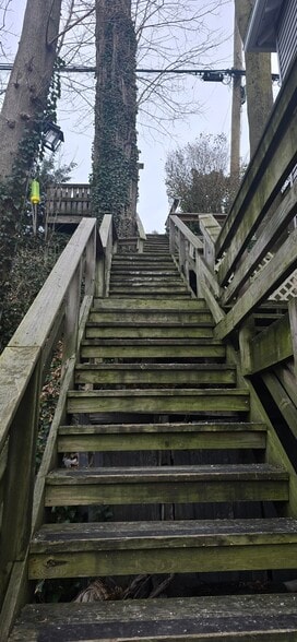 Building Photo - 147 Woodbine Ave