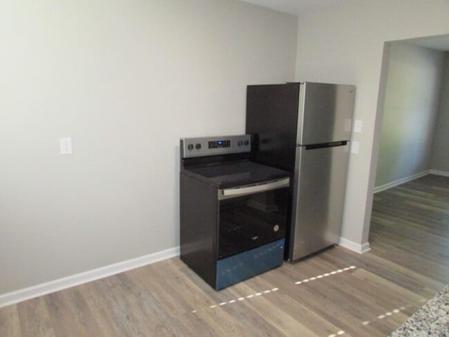 Building Photo - Charming 2BD/1BA Garden-Style Apartment