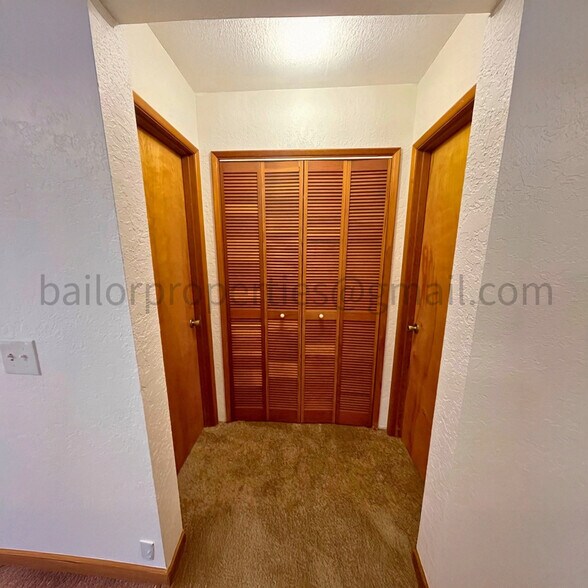 Building Photo - 703 Easy St