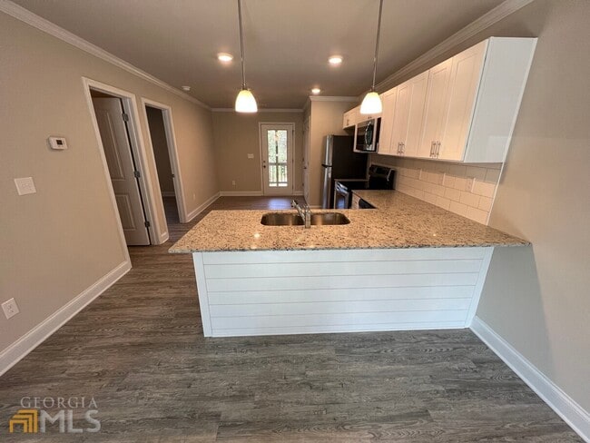 Building Photo - 250 Holly St