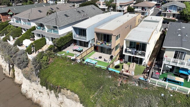 Building Photo - 6571 Del Playa Dr