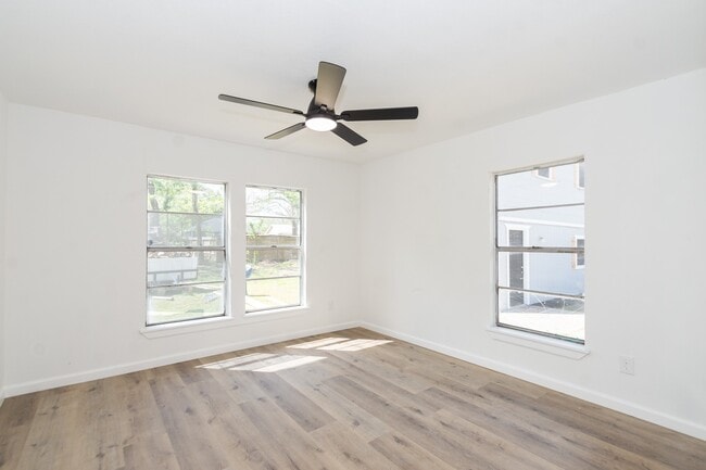 Building Photo - 211 W South St