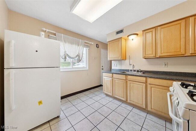 Building Photo - 215 Dalepark Dr
