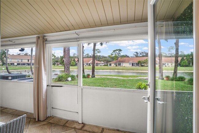 Building Photo - 505 Maplewood Dr