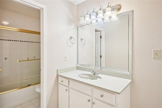 Building Photo - 2303 Pine Heights Dr NE