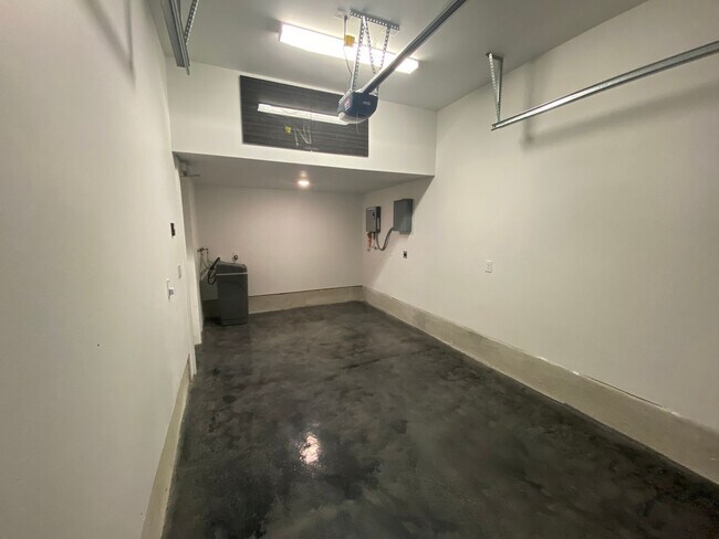 Building Photo - 902 Montana St