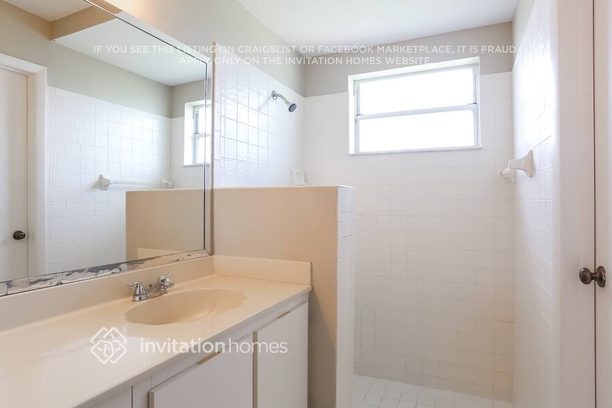 Building Photo - 9913 NW 9th Ct