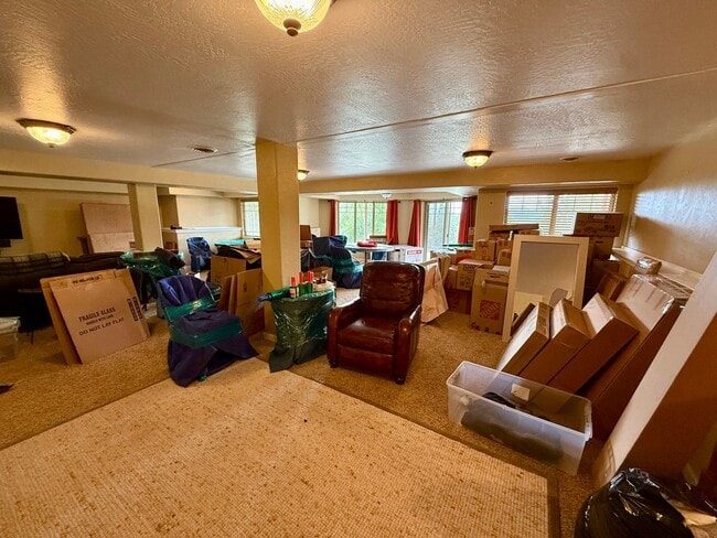 Building Photo - Spacious 4 Bed 3.5 Bath Home in Frenchtown!