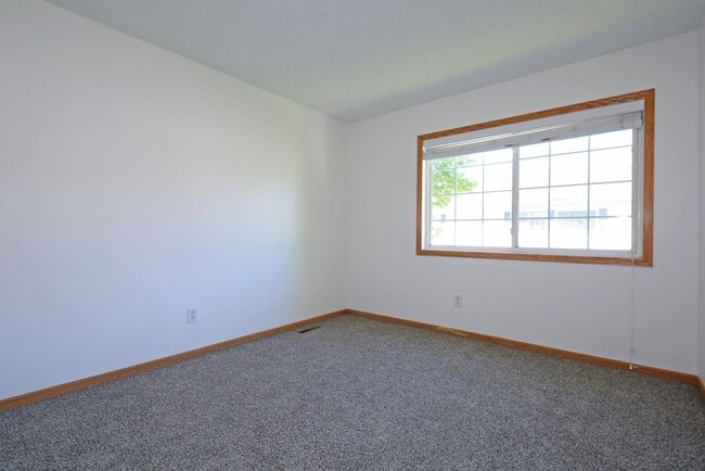 Building Photo - Beautiful 3-Bed 3-Bath Townhouse in Shakopee - Available Now!
