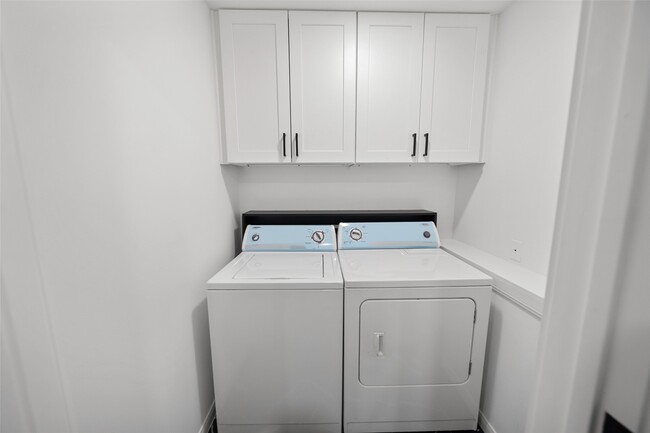 Building Photo - 2101 Fountain View Dr