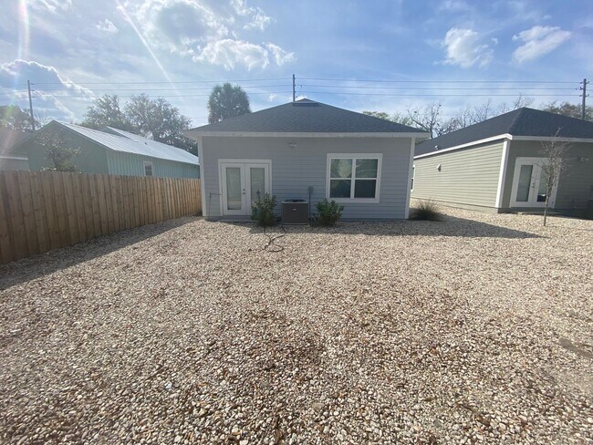 Building Photo - 3 Bedroom, 2 Bathroom Home – Downtown Gainesville