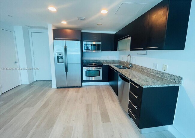 Building Photo - 950 Brickell Bay Dr