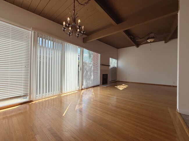 Building Photo - 1652 Borden St