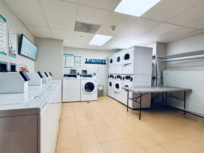 Building Photo - Live in the heart of Lake Las Vegas Village!