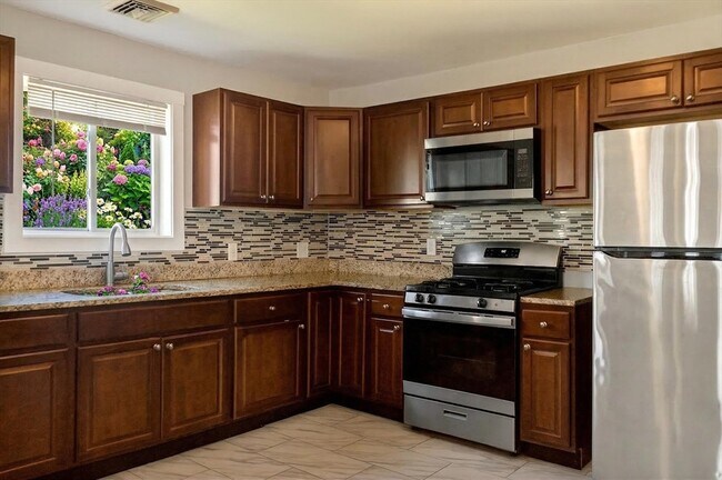 Building Photo - 247 Pilgrim Ave