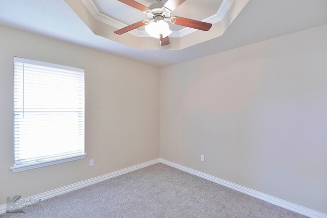 Building Photo - 4 bed 2 bath; newer carpet!