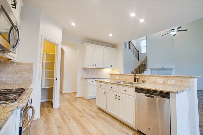 Building Photo - 6210 Pinewood Heights Dr