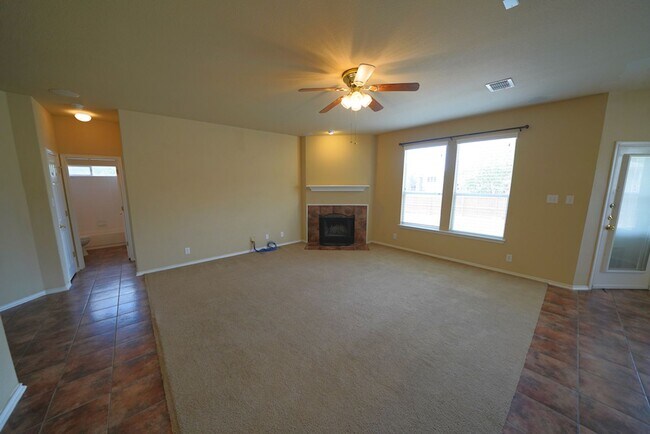 Building Photo - Spacious Home in Cibolo with 3 Car Garage! Realor Commission: $750