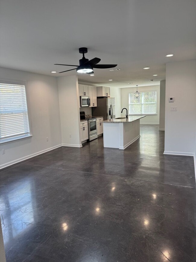 Building Photo - Attention to Detail Sets this 3/2 Rental Apart in Wakulla