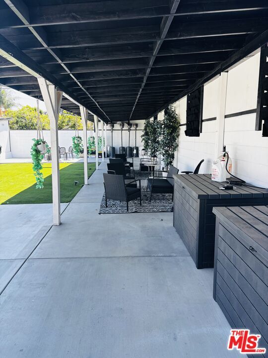 Building Photo - 1377 Sultana