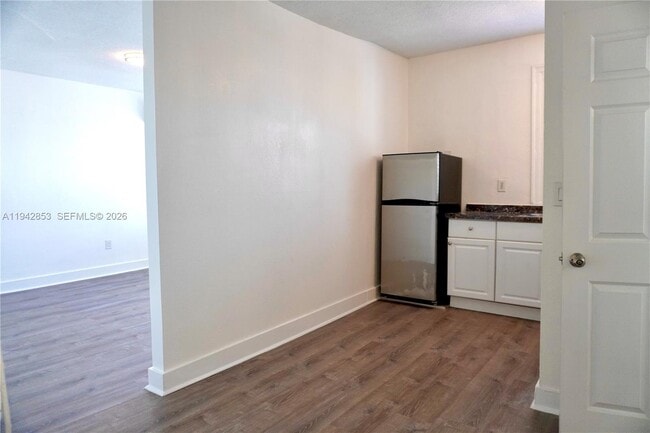 Building Photo - 501 SW 6th Ct