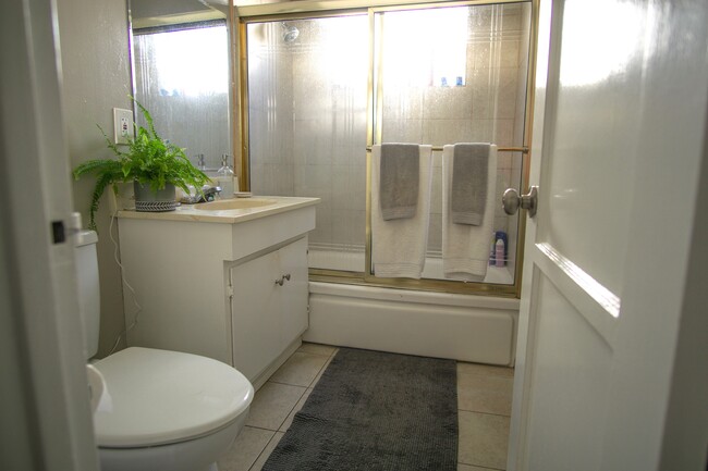 Building Photo - 1953 Rowan St