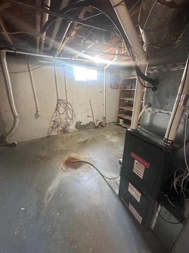 Building Photo - Ready Middle of January! Two bedrooms, one quarter bathroom home, pet friendly, central air!