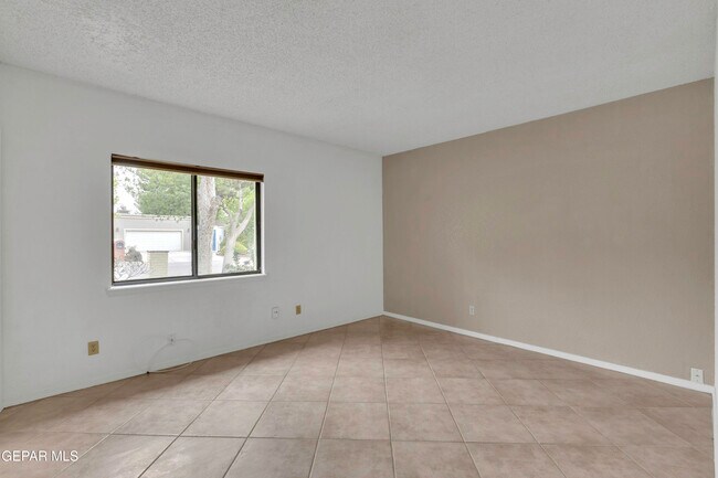 Building Photo - 620 Lakeway Dr