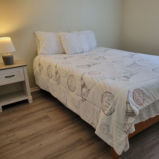 Building Photo - Seasonal/short term 2/2 ground floor condo downtown Sarasota.