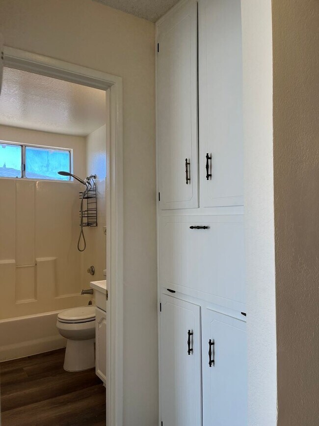 Building Photo - 727